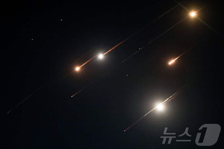 14일(현지시간) 이스라엘 서안지구 나블루스 밤하늘에 이란에서 발사된 마사일이 포착되고 있다.ⓒ AFP=뉴스1