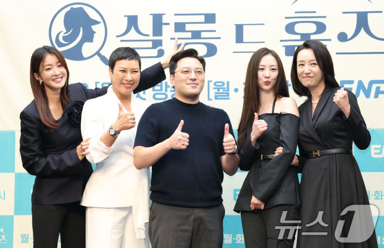 배우 이시영(왼쪽부터)과 정영주, 민진기 감독, 김다솜, 남기애가 16일 오전 서울 마포구 상암동 스탠포드호텔에서 열린 ENA 월화드라마 '살롱 드 홈즈' 제작발표회에 참석해 포즈를 취하고 있다. ‘살롱 드 홈즈’는 광선주공아파트를 배경으로 추리력 만렙, 전직 에이스 형사와 보험왕, 그리고 알바의 여왕까지 우리 단지 해결사로 뭉친 여성 4인방이 아파트 빌런을 응징하는 코믹 워맨스 활극이다. 2025.6.16/뉴스1 ⓒ News1 권현진 기자