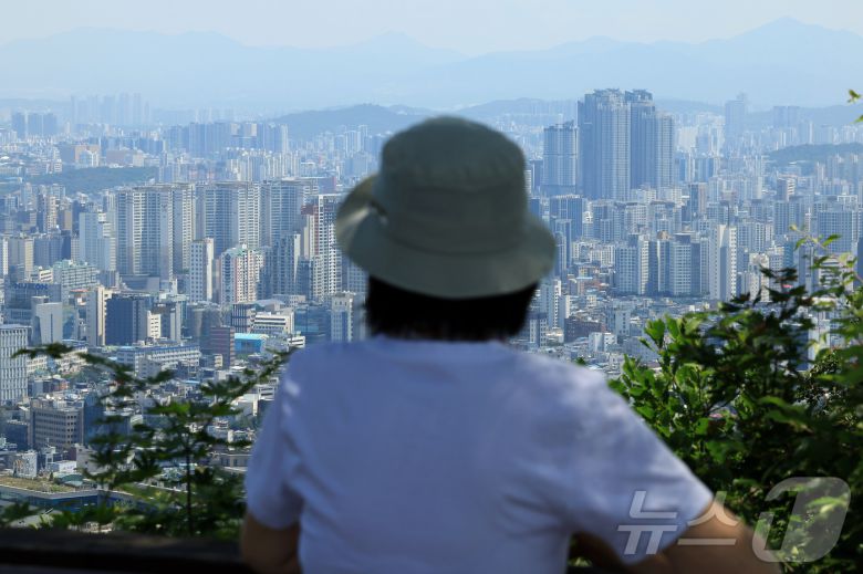 서울 남산을 찾은 시민이 도심 아파트단지 등을 바라보고 있다. ⓒ News1 박정호 기자