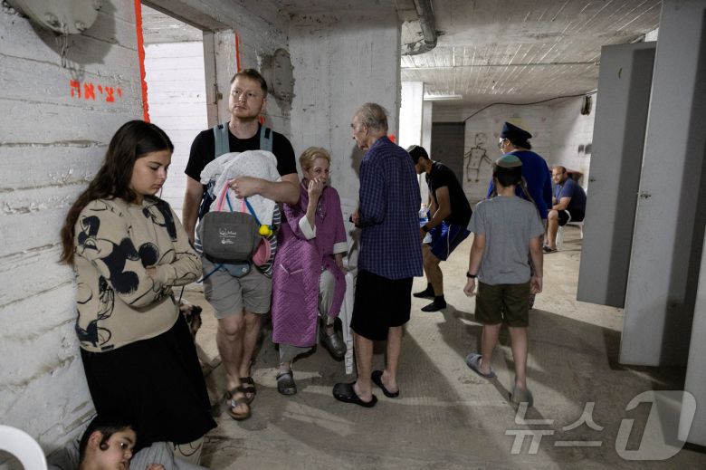 이스라엘이 13일(현지시간) 새벽, 이란 핵프로그램 및 군사 시설에 선제 타격을 벌인 가운데 텔아비브 주민들이 방공호에 대피해 있다. 2025.06.13 ⓒ 로이터=뉴스1 ⓒ News1 최종일 선임기자