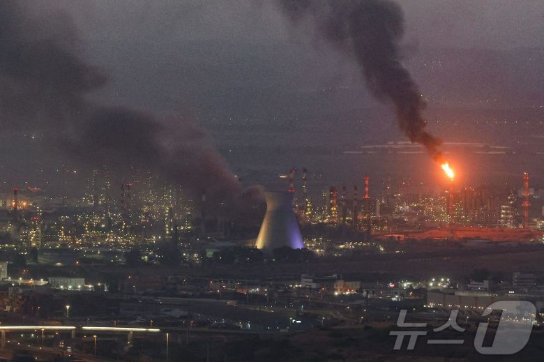 16일(현지시간) 이스라엘 예루살렘이 이란의 미사일 공격을 받고 있다. ⓒ AFP=뉴스1