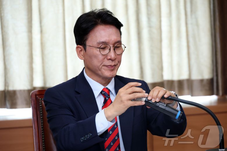 김민석 국무총리 후보자가 13일 서울 종로구 통의동 금융감독연수원에 마련된 청문회 준비단 사무실에서 열린 밥상물가 안정을 위한 경청 간담회에서 마이크를 만지고 있다. (공동취재) 2025.6.13/뉴스1 ⓒ News1 임세영 기자