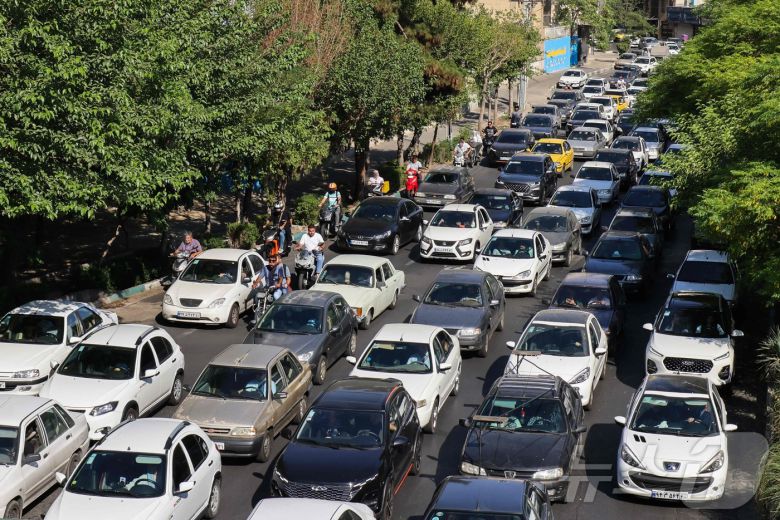 2025년 6월 15일 이란  시민들이 도시를 빠져 나가며 테헤란 서부의 주요 도로에서 차량들이 교통 체증 속에 대기중이다. ⓒ AFP=뉴스1