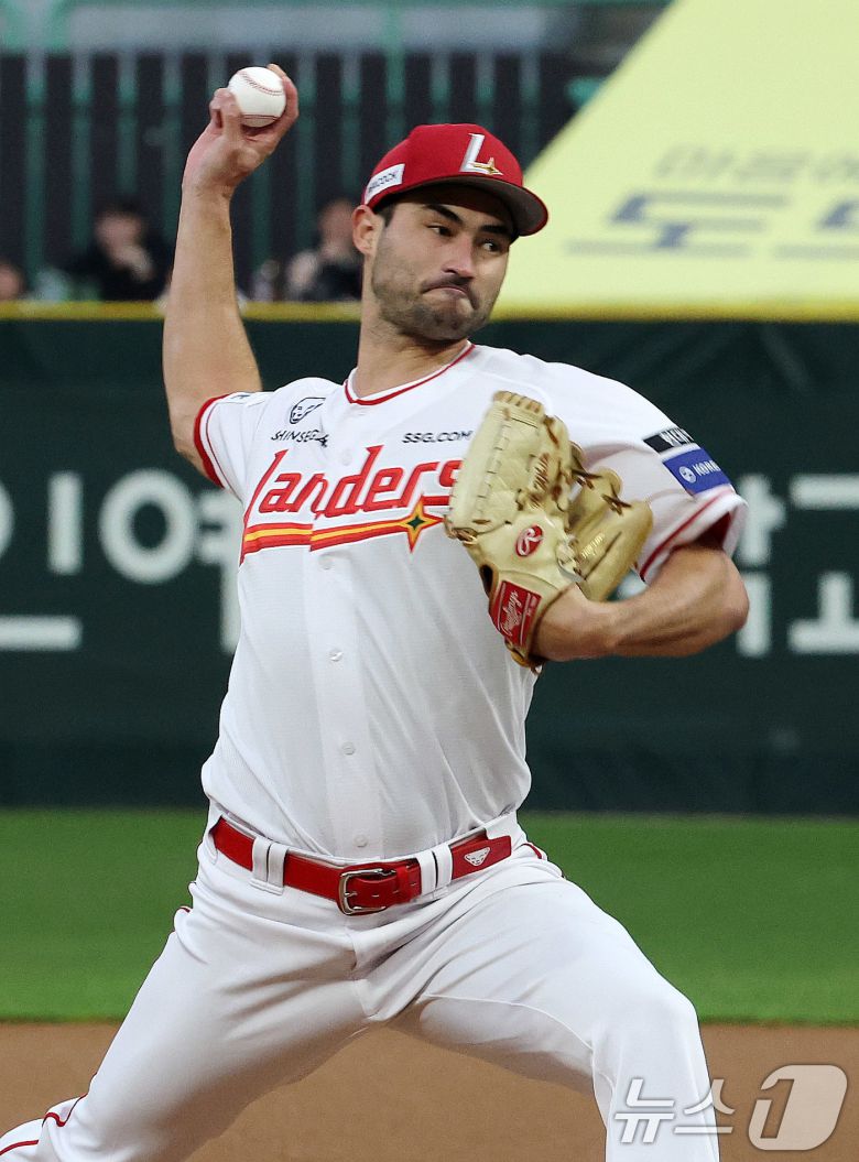 17일 인천시 미추홀구 인천SSG랜더스필드에서 열린 프로야구 '2025 신한 SOL 뱅크 KBO리그' SSG와 한화의 경기에서 SSG 선발 투수 화이트가 역투하고 있다. 2025.4.17/뉴스1 ⓒ News1 박세연 기자