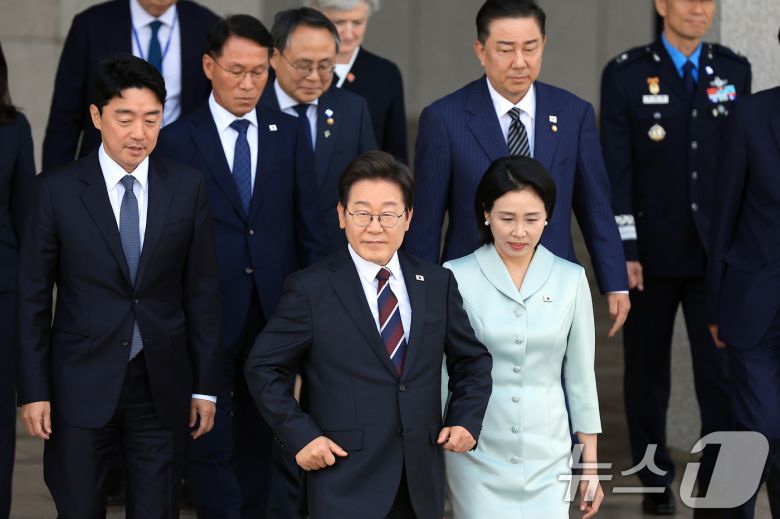 이재명 대통령과 부인 김혜경 여사가 캐나다에서 열리는 주요7개국(G7) 정상회의 참석을 위해 16일 오후 경기도 성남 서울공항을 통해 출국하고 있다. 역대 대통령 가운데 가장 빠른 취임 12일 만의 첫 해외 방문에 나서는 이 대통령은 의장국인 캐나다의 공식 초청에 따라 옵서버(참관국) 자격으로 G7 확대회의에 참석한다. 2025.6.16/뉴스1 ⓒ News1 박정호 기자