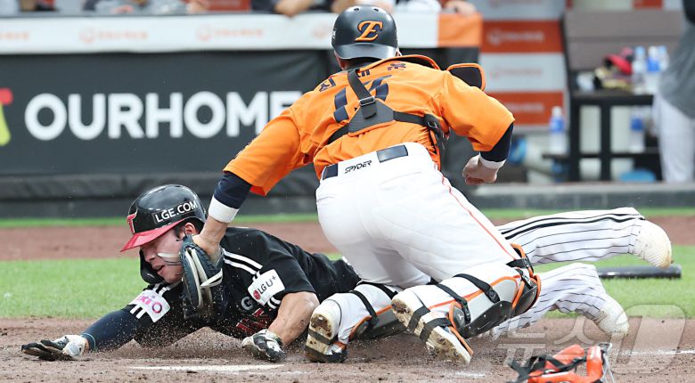 15일 대전 한화생명볼파크에서 열린 프로야구 '2025 신한 SOL 뱅크 KBO리그' 한화이글스 대 LG트윈스 경기에서 5회초 LG 2사 이주현 안타에 2루주자 문성주가 홈에서 아웃되고 있다. 2025.6.15/뉴스1 ⓒ News1 김기남 기자