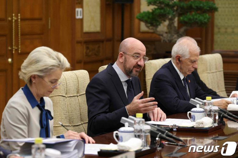 지난 2023년 11월 우르줄라 폰데어라이엔 EU 집행위원장과 샤를 미셸 정상회의 상임의장, 호세프 보렐 당시 외교·안보 고위 대표가  베이징 댜오위타이 국빈관에서 열린 시진핑 중국 국가주석과 제24차 중국·EU 정상회담에 참석을 하고 있다. 2023.11.8 ⓒ AFP=뉴스1 ⓒ News1 우동명 기자