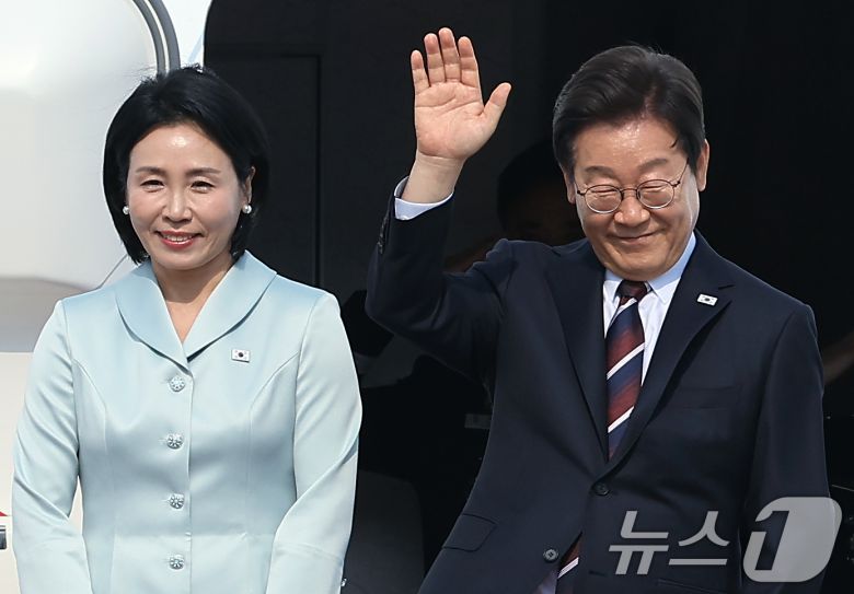 이재명 대통령과 부인 김혜경 여사가 캐나다에서 열리는 주요7개국(G7) 정상회의 참석을 위해 16일 오후 경기도 성남 서울공항을 통해 출국하고 있다. 역대 대통령 가운데 가장 빠른 취임 12일 만의 첫 해외 방문에 나서는 이 대통령은 의장국인 캐나다의 공식 초청에 따라 옵서버(참관국) 자격으로 G7 확대회의에 참석한다. 2025.6.16/뉴스1 ⓒ News1 박정호 기자