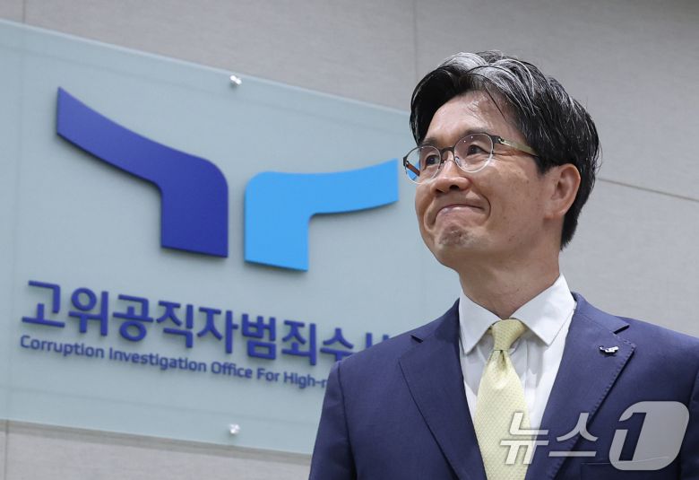 오동운 고위공직자범죄수사처장이 취임 1주년을 맞은 17일 오전 경기 과천 정부청사에서 열린 공수처 출입기자단 간담회에서 모두발언을 마친 후 자리로 향하고 있다. 2025.6.17/뉴스1 ⓒ News1 오대일 기자