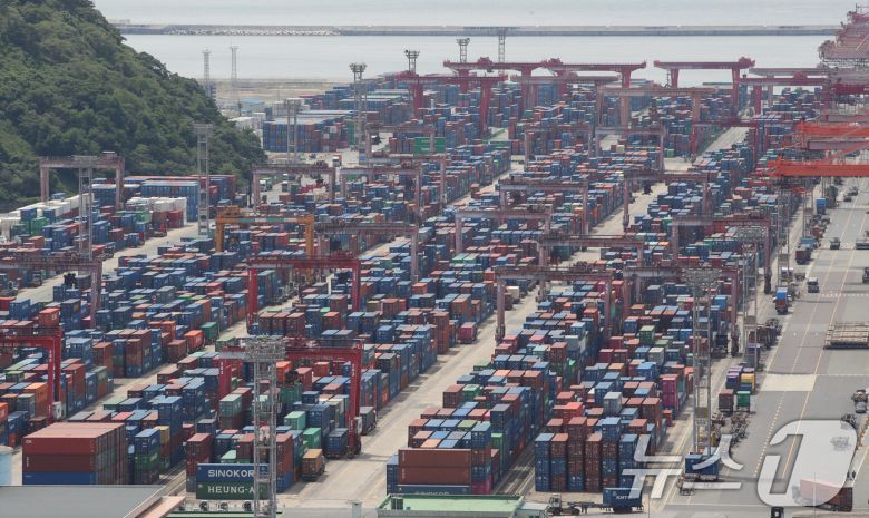 11일 부산항 신선대부두 야적장에 컨테이너가 가득 쌓여 있다. 이날 관세청이 잠정 집계한 6월 1~10일 수출입동향에 따르면 이 기간 수출은 지난해 같은 기간보다 5.4%늘어난 155억 달러를 기록했다. 같은 기간 수입은 172억 달러로 전년동기대비 11.5% 증가했다. 무역수지는 17억 달러 적자를 냈다. 이 기간 대미 수출은 전년동기 대비 3.9% 증가했다. 지난 4월에는 6.8%, 5월엔 8.1%씩 감소한 바 있다. 2025.6.11/뉴스1 ⓒ News1 윤일지 기자