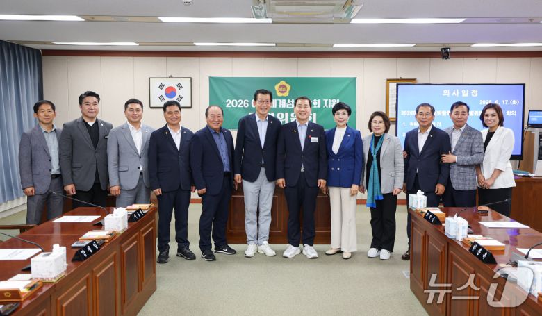 '2026여수세계섬박람회 지원 특별위원회' 소속 도의원들이 기념사진을 찍고 있다.(전남도의회 제공, 재판매 및 DB 금지)