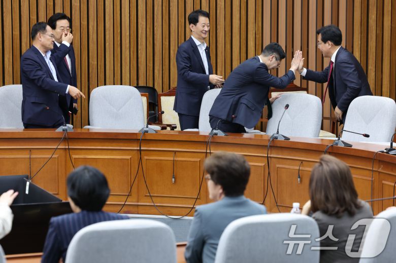 송언석 국민의힘 원내대표가 17일 오후 서울 여의도 국회에서 열린 초선의원들과 비공개 간담회에 참석해 박준태 의원과 하이파이브를 하고 있다. 2025.6.17/뉴스1 ⓒ News1 안은나 기자