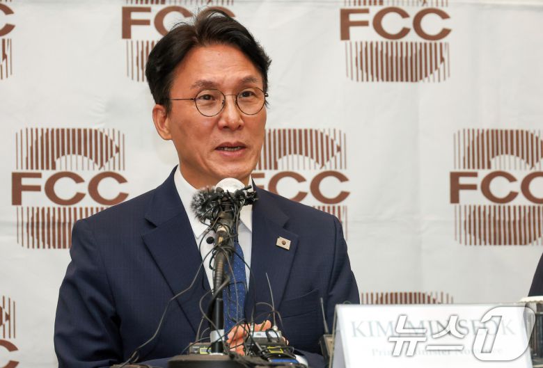 김민석 국무총리 후보자가 17일 오후 서울 중구 프레스센터에서 열린 외신기자간담회에서 모두발언을 하고 있다. (공동취재) 2025.6.17/뉴스1 ⓒ News1 김명섭 기자