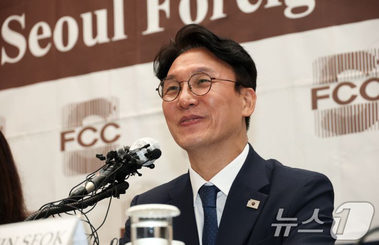 김민석 국무총리 후보자가 17일 오후 서울 중구 프레스센터에서 열린 외신기자간담회에서 모두발언을 하고 있다. (공동취재) 2025.6.17/뉴스1 ⓒ News1 김명섭 기자