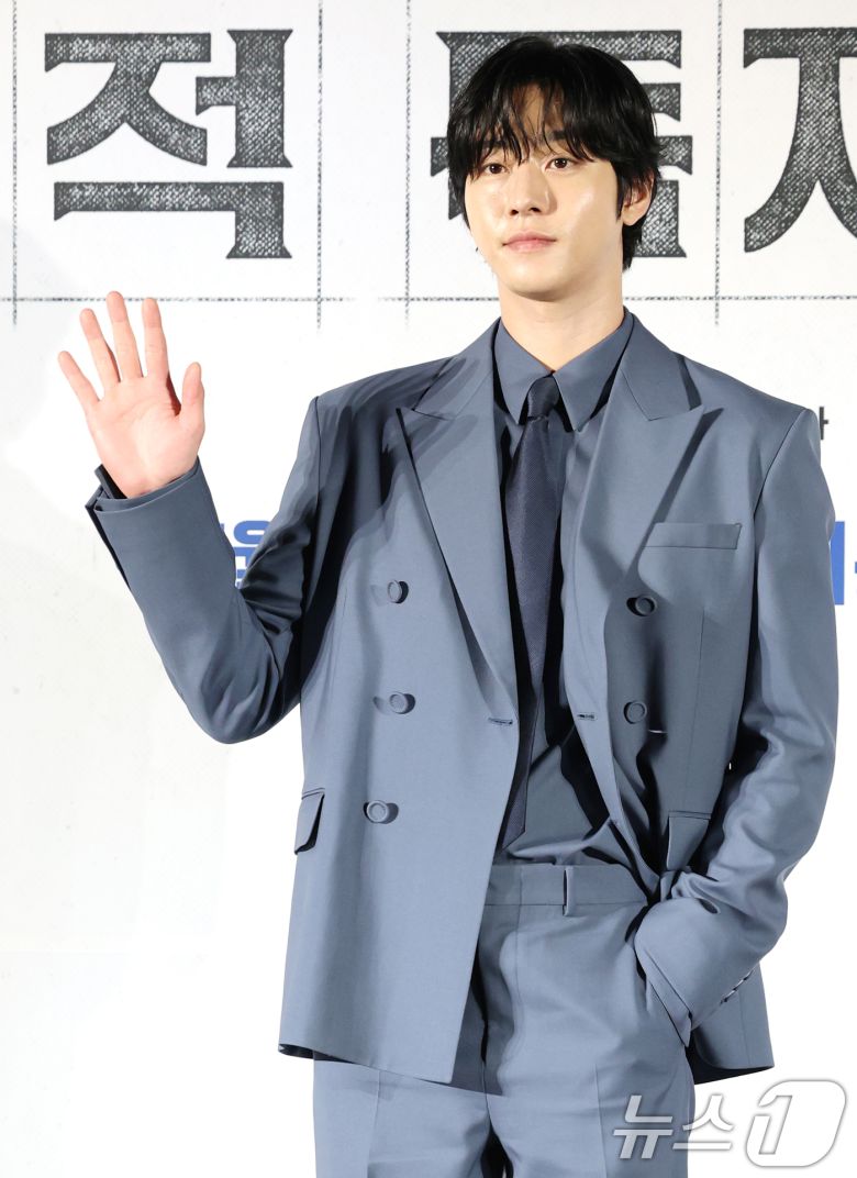 배우 안효섭이 17일 서울 광진구 롯데시네마 건대입구에서 열린 영화 '전지적 독자 시점‘(감독 김병우) 제작보고회에 참석해 포즈를 취하고 있다. '전지적 독자 시점'은 10년 이상 연재된 소설이 완결된 날 소설 속 세계가 현실이 되어 버리고, 유일한 독자였던 ‘김독자’가 소설의 주인공 ‘유중혁’ 그리고 동료들과 함께 멸망한 세계에서 살아남기 위한 판타지 액션 영화다. 2025.6.17/뉴스1 ⓒ News1 권현진 기자