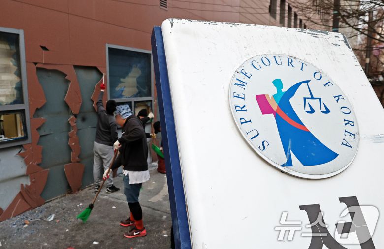 윤석열 전 대통령 지지자들의 폭력 난입 사태가 발생한 서울 마포구 서울서부지방법원 후문 모습. 2025.1.19/뉴스1 ⓒ News1 오대일 기자