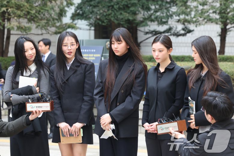 그룹 뉴진스(왼쪽부터 하니, 민지, 혜인, 해린, 다니엘)가 7일 서울 서초구 서울중앙지방법원에서 어도어 측이 멤버들을 상대로 제기한 ‘기획사 지위보전 및 광고계약 체결 등 금지’ 가처분 첫 심문기일을 마친 후 취재진 질문에 답하고 있다. 2025.3.7/뉴스1 ⓒ News1 황기선 기자