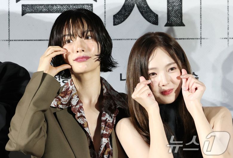 배우 채수빈과 나나(오른쪽)나 17일 서울 광진구 롯데시네마 건대입구에서 열린 영화 '전지적 독자 시점‘(감독 김병우) 제작보고회에 참석해 포즈를 취하고 있다. '전지적 독자 시점'은 10년 이상 연재된 소설이 완결된 날 소설 속 세계가 현실이 되어 버리고, 유일한 독자였던 ‘김독자’가 소설의 주인공 ‘유중혁’ 그리고 동료들과 함께 멸망한 세계에서 살아남기 위한 판타지 액션 영화다. 2025.6.17/뉴스1 ⓒ News1 권현진 기자