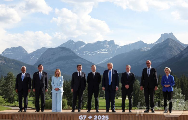 16일(현지시간) 캐나다 앨버타주 휴양 도시 캐내내스키스에서 열린 주요 7개국(G7) 정상회의에 참석한 정상들이 단체 기념사진을 촬영하고 있다. 2025.06.16 ⓒ 로이터=뉴스1 ⓒ News1 류정민 특파원