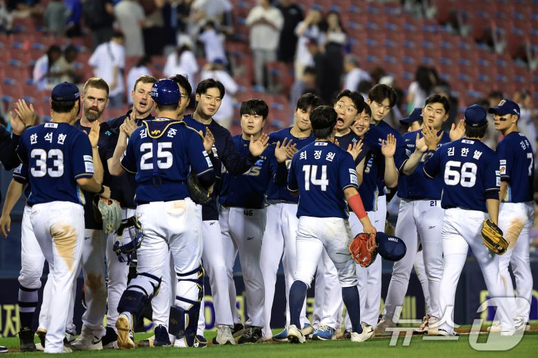 17일 오후 서울 송파구 잠실야구장에서 열린 프로야구 '2025 신한 SOL뱅크 KBO 리그' NC 다이노스와 LG 트윈스의 경기에서 승리한 NC 선수들이 자축하고 있다. 2025.6.17/뉴스1 ⓒ News1 박정호 기자