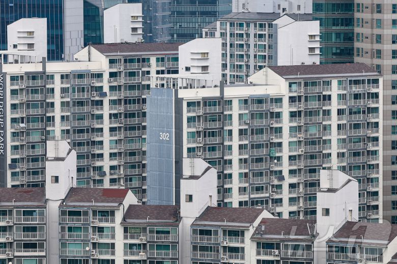 서울 아파트값이 급등하면서 9개월여 만에 최고 주간 상승률을 기록했다.  사진은 13일 서울 시내 아파트의 모습. 2025.6.13/뉴스1 ⓒ News1 김도우 기자