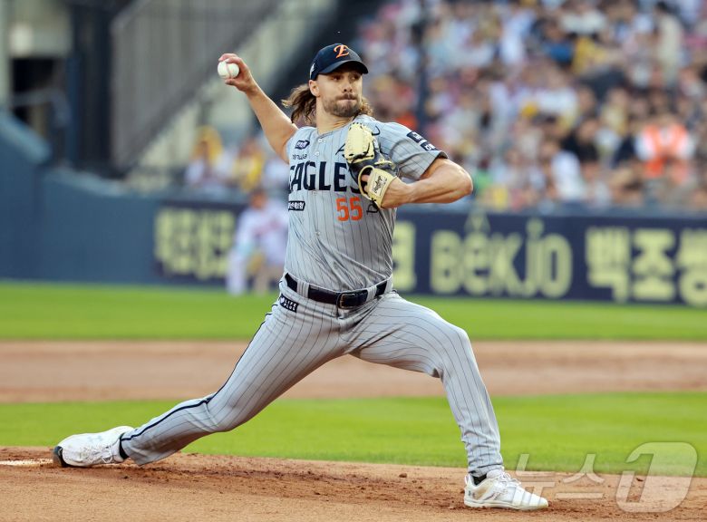 29일 오후 서울 송파구 잠실야구장에서 열린 프로야구 '2025 신한 SOL뱅크 KBO 리그' 한화 이글스와 LG 트윈스의 경기, 한화 선발 와이스가 1회말 등판해 힘차게 공을 던지고 있다. 2025.5.29/뉴스1 ⓒ News1 김진환 기자