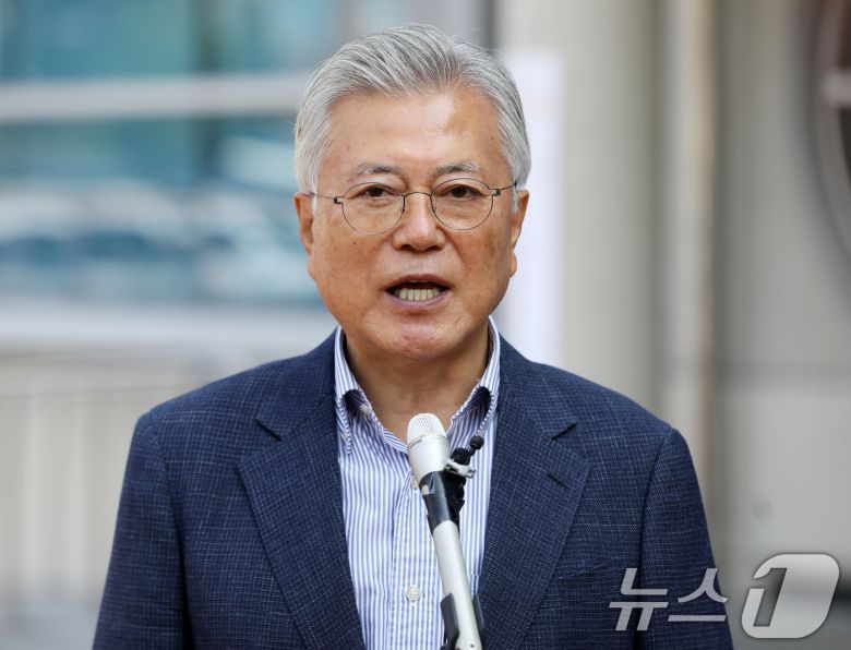 문재인 전 대통령이 제21대 대통령선거 사전투표 첫날인 29일 오전 경남 양산시 하북면주민자치센터에 마련된 하북면 사전투표소에서 투표를 마친 뒤 취재진 질문에 답하고 있다. 2025.5.29/뉴스1 ⓒ News1 윤일지 기자