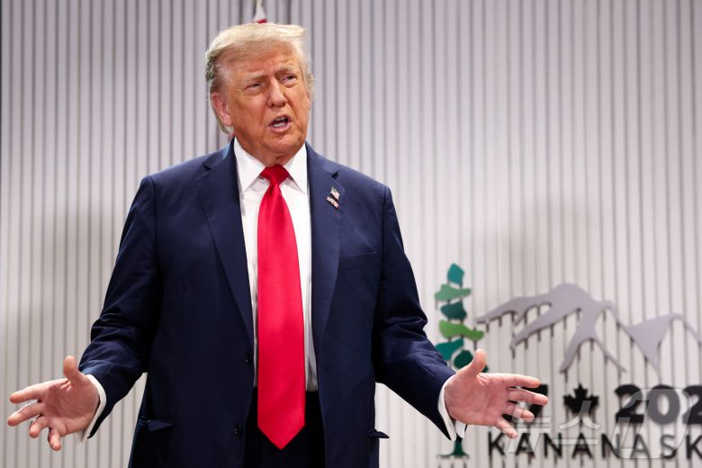 도널드 트럼프 대통령이 16일(현지시간) 캐나다 앨버타주 캐내내스키스에서 열린 G7 정상회의에서 마크 카니 캐나다 총리와 회담 중 발언하고 있다. 2025.06.16 ⓒ 로이터=뉴스1 ⓒ News1 류정민 특파원