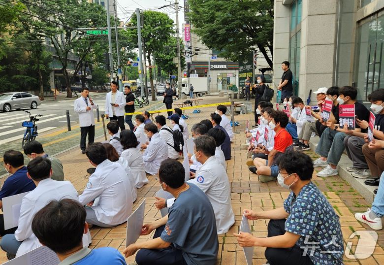 최영민 전 서울시수의사회장이 16일 서울 광진구 SNU반려동물검진센터 앞에서 열린 SNU반려동물검진센터 운영 반대 집회에서 발언하고 있다. ⓒ 뉴스1