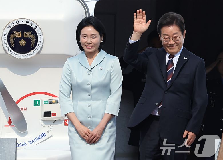 이재명 대통령과 부인 김혜경 여사가 캐나다에서 열리는 주요7개국(G7) 정상회의 참석을 위해 16일 오후 경기도 성남 서울공항을 통해 출국하고 있다.2025.6.16/뉴스1 ⓒ News1 박정호 기자