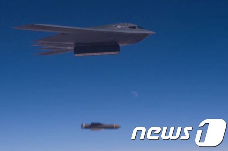 31일(현지시간) 미군은 지난 10월 28일 밤 미주리주 화이트맨 공군기지에서 다목적 스텔스 폭격기 B-2 스피릿을 태평양에 출격하는 훈련을 진행했다.  (화이트맨공군기지 홍보영상 캡처) 2017.11.1/뉴스1