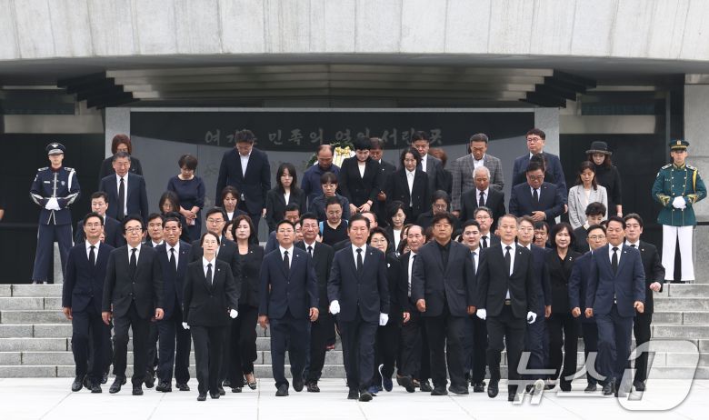 더불어민주당 당대표 출마를 선언한 정청래 의원이 16일 오전 서울 동작구 국립서울현충원에서 현충탑 참배를 마치고 이동하고 있다. 2025.6.16/뉴스1 ⓒ News1 김민지 기자