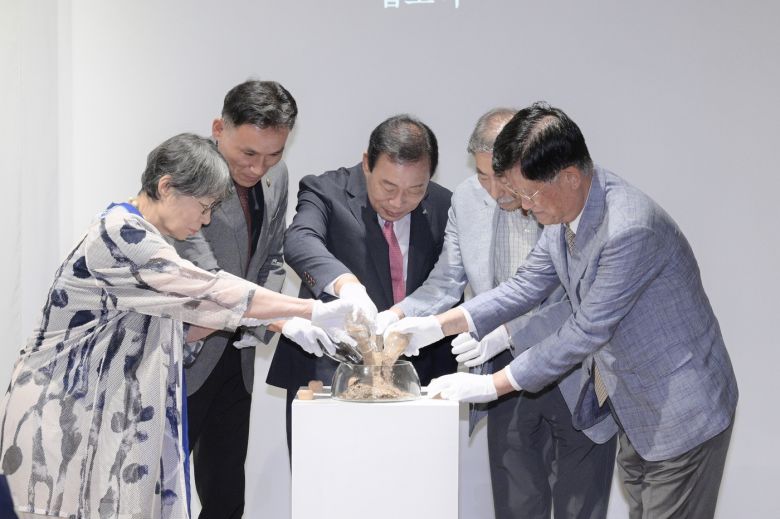 18일 오후 세종시 연동문화발전소에서 열린 장욱진 생가기념관 착공식에서 최민호 시장(가운데)과 관계자들이 화백과 인연이 있는 5개 지역 흙을 담는 퍼포먼스를 하고 있다.  (세종시 제공. 재판매 및 DB금지)