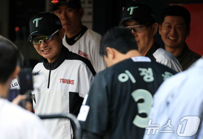 LG 염경엽 감독이 17일 오후 서울 송파구 잠실야구장에서 열린 프로야구 '2025 신한 SOL뱅크 KBO 리그' NC 다이노스와 LG 트윈스의 경기에서 시구를 마친 상무(국군체육부대)를 전역한 투수 이정용이 덕아웃으로 들어오자 환하게 미소로 답하고 있다. 2025.6.17/뉴스1 ⓒ News1 박정호 기자