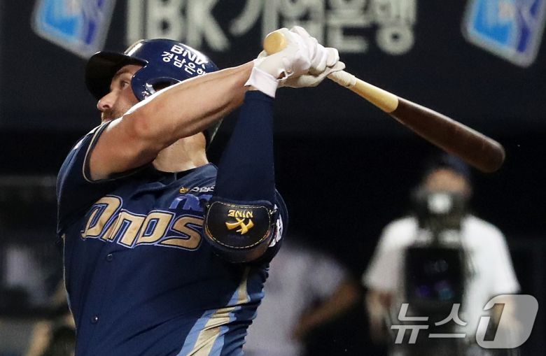 타격하는 NC 다이노스 외국인 타자 맷 데이비슨. 뉴스1 DB ⓒ News1 오대일 기자