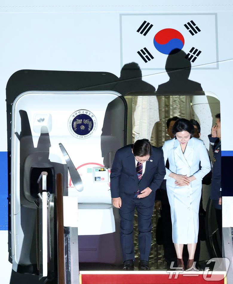 이재명 대통령과 부인 김혜경 여사가 19일 새벽 캐나다에서 열린 주요7개국(G7) 정상회의 참석을 마치고 경기도 성남 서울공항을 통해 귀국하며 고개숙여 인사하고 있다. 2025.6.19/뉴스1 ⓒ News1 박세연 기자