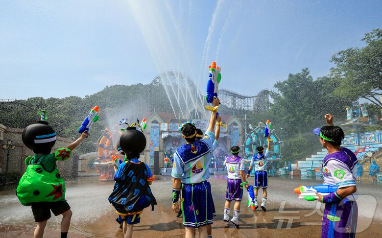 19일 경기 용인시 처인구 에버랜드에서 카니발 광장에서 시원한 물을 테마로 한 여름축제 '워터 페스티벌(Water Festival)' 리허설이 진행되고 있다. 이번 축제는 오는 20일부터 8월 24일까지 두 달여간 열린다. 2025.6.19/뉴스1 ⓒ News1 김진환 기자