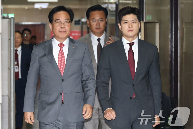 김용태 국민의힘 비상대책위원장과 송언석 원내대표가 19일 오전 서울 여의도 국회에서 열린 비리백화점 이재명 정부 인사청문회 대책회의에 참석하고 있다. 2025.6.19/뉴스1 ⓒ News1 이광호 기자