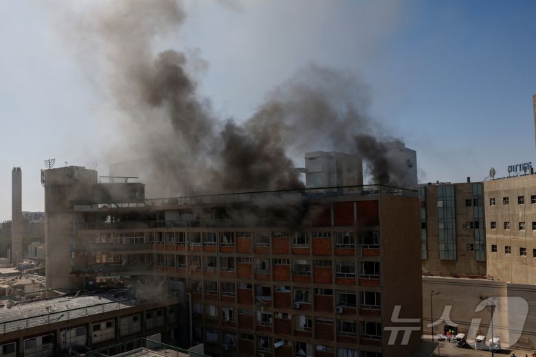 19일 이란의 탄도미사일 공격을 받은 이스라엘 남부 베르셰바의 소로카 병원에서 연기가 피어오르고 있다. 2025.6.19 ⓒ 로이터=뉴스1 ⓒ News1 강민경 기자