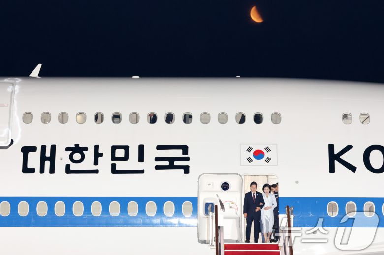 이재명 대통령과 부인 김혜경 여사가 19일 새벽 캐나다에서 열린 주요7개국(G7) 정상회의 참석을 마치고 경기도 성남 서울공항을 통해 귀국하고 있다. 2025.6.19/뉴스1 ⓒ News1 박세연 기자