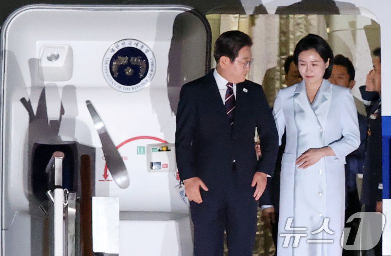 이재명 대통령과 부인 김혜경 여사가 19일 새벽 캐나다에서 열린 주요7개국(G7) 정상회의 참석을 마치고 경기도 성남 서울공항을 통해 귀국하고 있다. 2025.6.19/뉴스1 ⓒ News1 박세연 기자