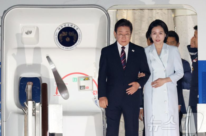 이재명 대통령과 부인 김혜경 여사가 19일 새벽 캐나다에서 열린 주요7개국(G7) 정상회의 참석을 마치고 경기도 성남 서울공항을 통해 귀국하고 있다. 2025.6.19/뉴스1 ⓒ News1 박세연 기자