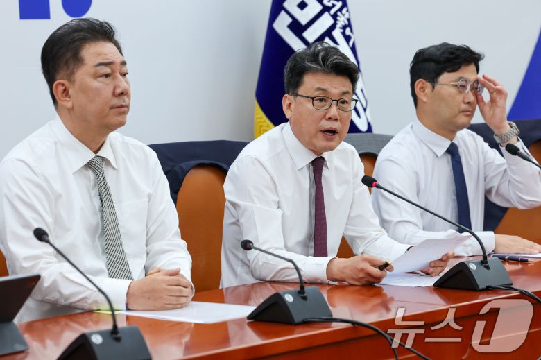 진성준 더불어민주당 정책위의장이 19일 오전 서울 여의도 국회에서 열린 정책조정회의에 참석해 발언하고 있다. 2025.6.19/뉴스1 ⓒ News1 안은나 기자