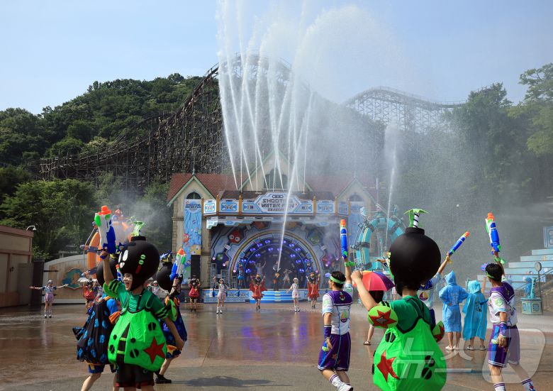 19일 경기 용인시 처인구 에버랜드에서 카니발 광장에서 시원한 물을 테마로 한 여름축제 '워터 페스티벌(Water Festival)' 리허설이 진행되고 있다. 이번 축제는 오는 20일부터 8월 24일까지 두 달여간 열린다. 2025.6.19/뉴스1 ⓒ News1 김진환 기자