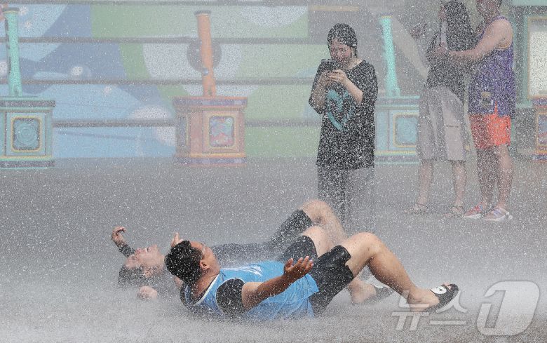 19일 경기 용인시 처인구 에버랜드에서 카니발 광장에서 시원한 물을 테마로 한 여름축제 '워터 페스티벌(Water Festival)' 리허설이 진행되고 있다. 이번 축제는 오는 20일부터 8월 24일까지 두 달여간 열린다. 2025.6.19/뉴스1 ⓒ News1 김진환 기자