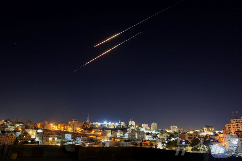 이스라엘 점령 서안지구 남부 도시 헤브론에서 목격된 이란에서 이스라엘로 발사된 미사일. 2025.06.19. ⓒ 로이터=뉴스1 ⓒ News1 권영미 기자