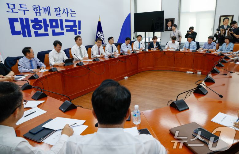 진성준 더불어민주당 정책위의장이 19일 오전 서울 여의도 국회에서 열린 정책조정회의에 참석해 발언하고 있다. 2025.6.19/뉴스1 ⓒ News1 안은나 기자