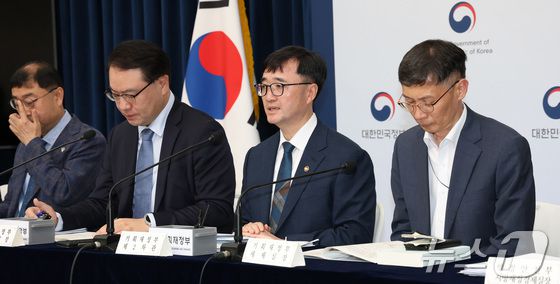 임기근 기획재정부 2차관(오른쪽 두번째)이 지난 18일 세종시 정부세종청사 중앙동 브리핑실에서 새정부 추가경정예산안 주요 내용을 발표하고 있다. 2025.6.19/뉴스1 ⓒ News1 김기남 기자