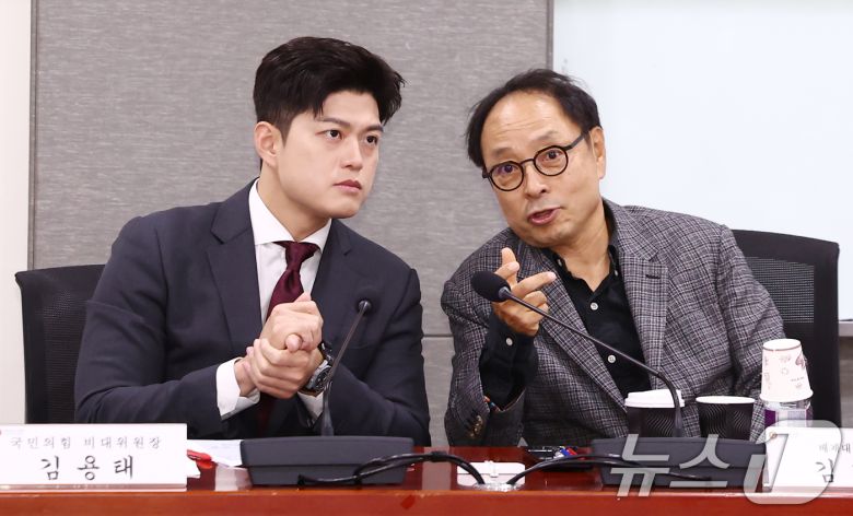 김용태 국민의힘 비상대책위원장이 19일 오전 서울 여의도 국회 의원회관에서 열린 당의 혁신을 바라는 의원 모임 주최 '대선 패배 후 민심과 국민의힘 혁신방안' 토론회에서 김형준 배재대 석좌교수와 대화하고 있다. 2025.6.19/뉴스1 ⓒ News1 김민지 기자