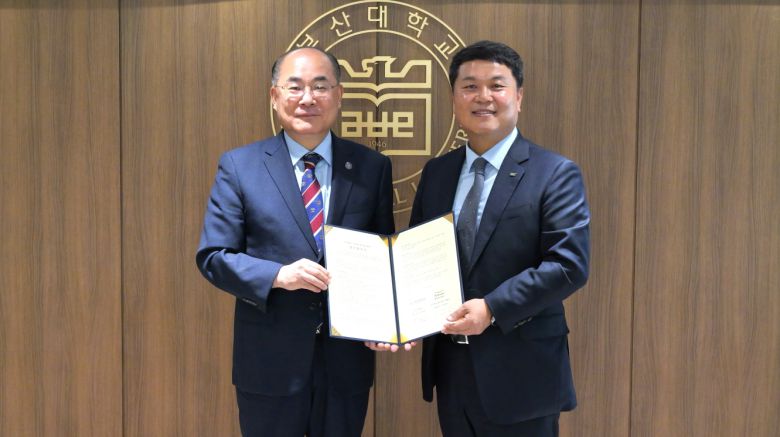 최재원 부산대학교 총장(왼쪽)과 이동훈 풀무원푸드앤컬처 대표가 참석해 업무협약을 진행했다.(풀무원푸드엔컬처 제공)